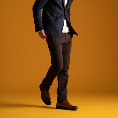 Uomo che indossa pantalone chinos colore marrone